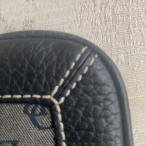 Dooney and Bourke small bag - Picture 5 of 9